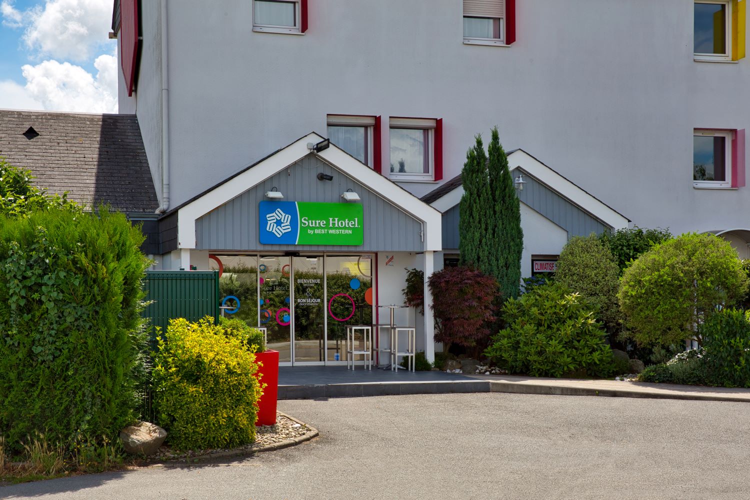 https://espace-ptl.ancv.com/appli/butterfly/data/medias_PA/PHOTOS/405016001001/405016001001a8hpwSv8DF-Sure Hotel by Best Western Nantes Saint-Herblain - EXTERIEUR FAcADE ENTREE.jpg